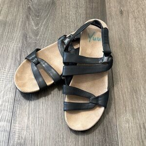 Yuu Jeanie Strappy Women's Vegan Sandals EUC! Size 8.